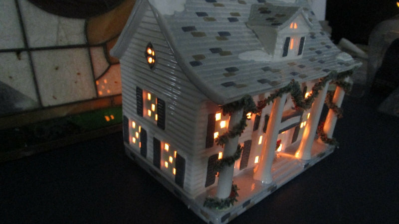 SNOW VILLAGE DICKENS CUMBERLAND LIGHTED HOUSE SHOWROOM MODEL 8 X 9 1/2"