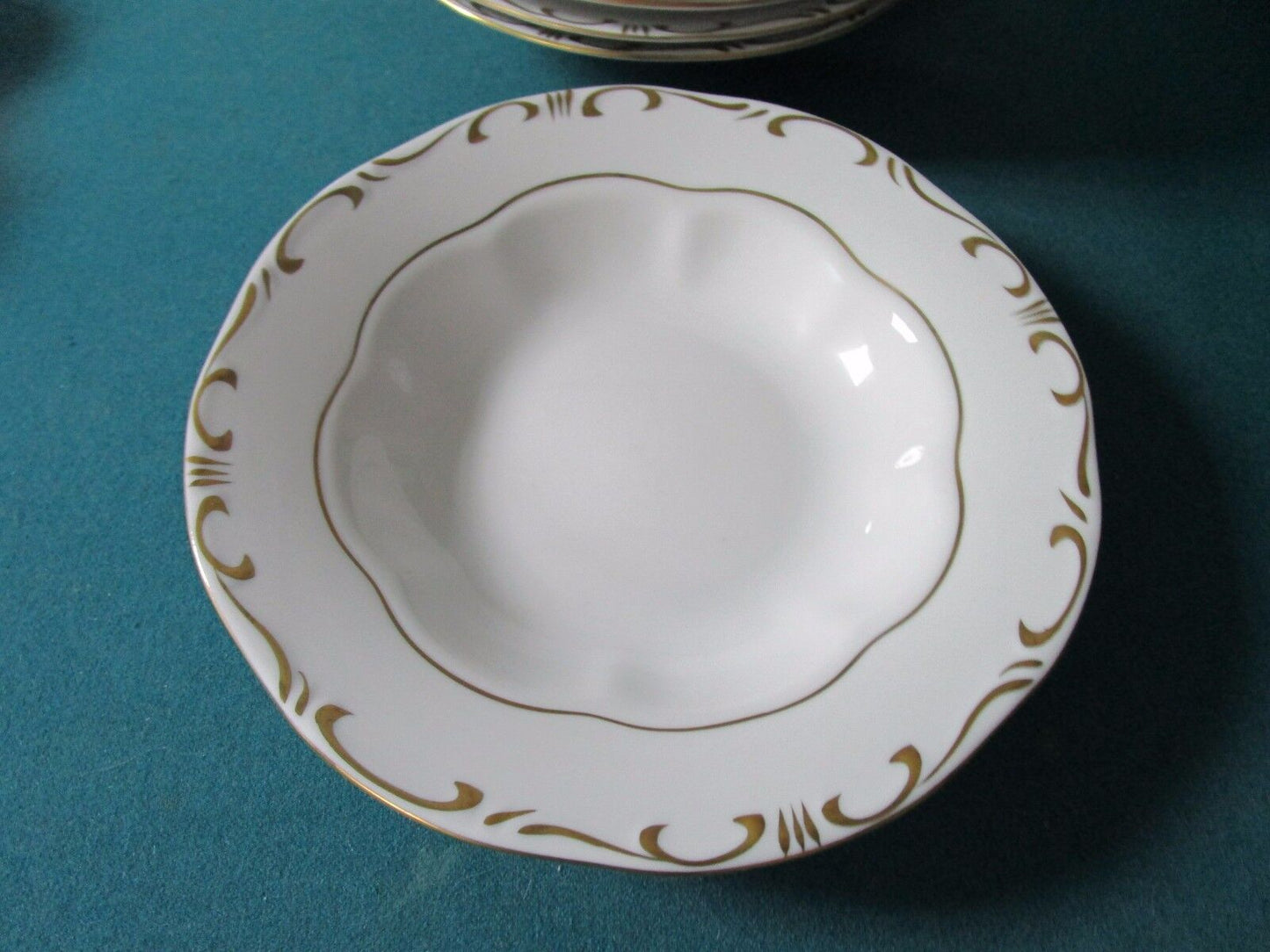 ZSOLNAY HUNGARY 6 SOUP BOWLS PLATES WHITE CREAM/GOLD ACCENT, 1960s GORGEOUS