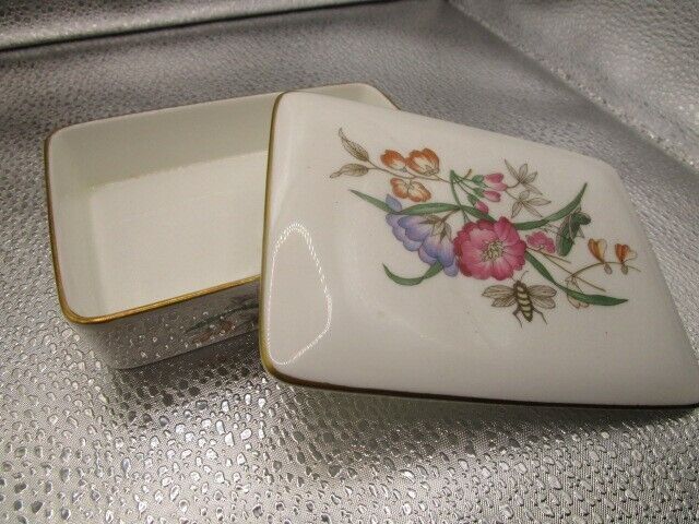 Wedgwood Charnwood ceramic floral trinket box 5" [55]