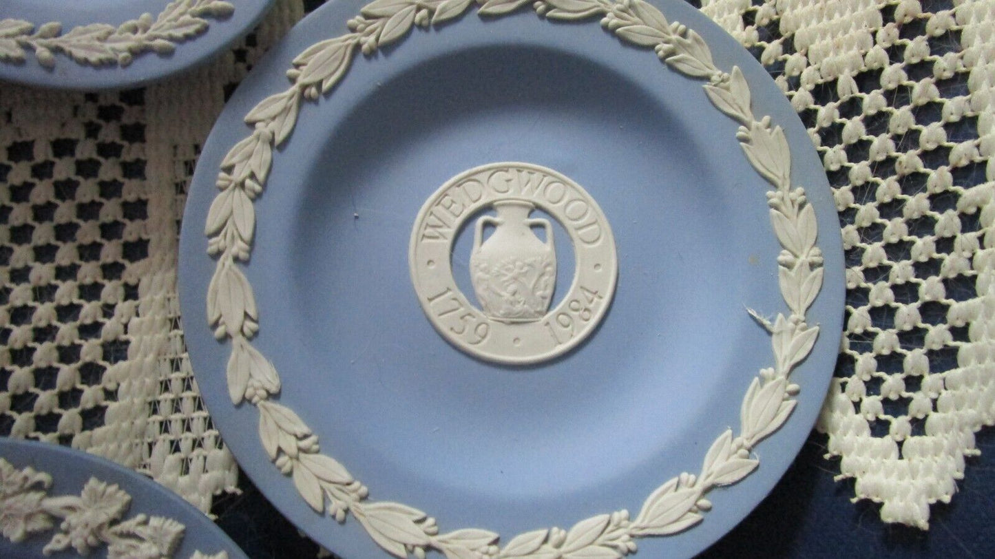 WEDGWOOD CREAM GRAPES ON BLUE GLOSSY ASHTRAYS DISHES VASE MUG CHRISTMAS PICK 1