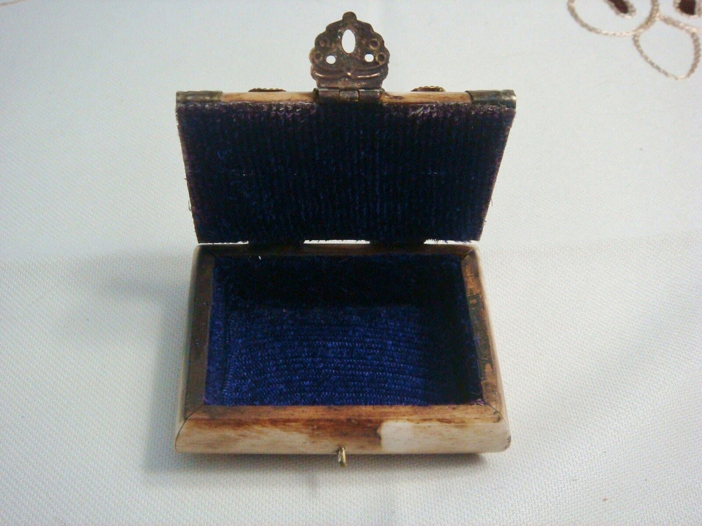 Camel bone trinket box, velvet inside ORIGINAL [60b]