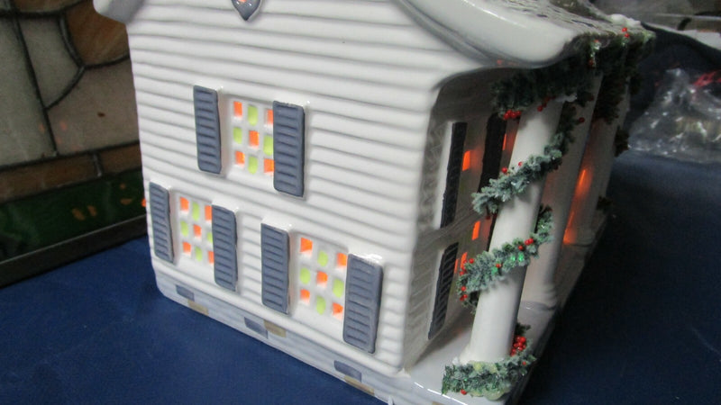 SNOW VILLAGE DICKENS CUMBERLAND LIGHTED HOUSE SHOWROOM MODEL 8 X 9 1/2"