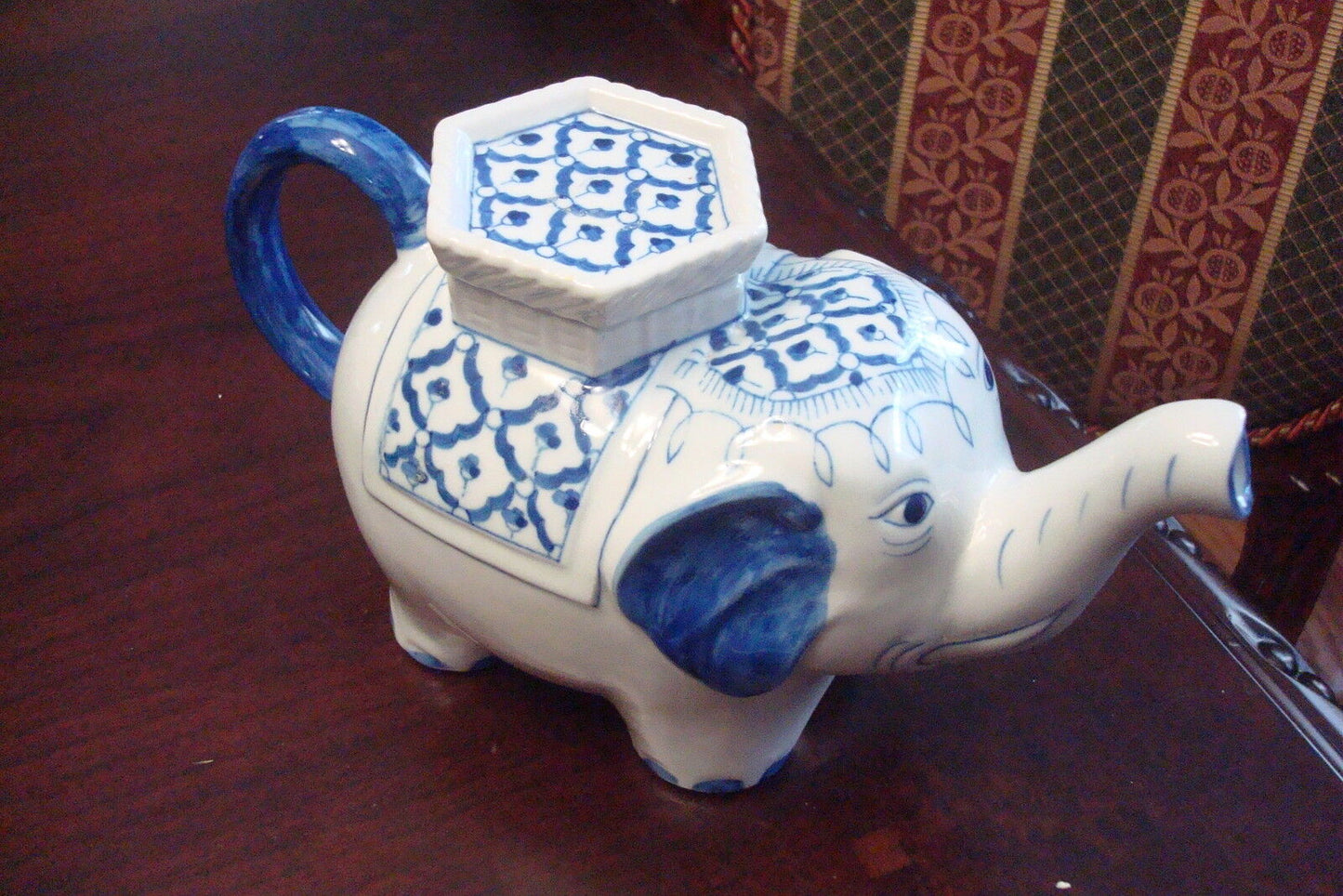 Elephant teapot made in Thailand, blue and white original and rare [TP9]