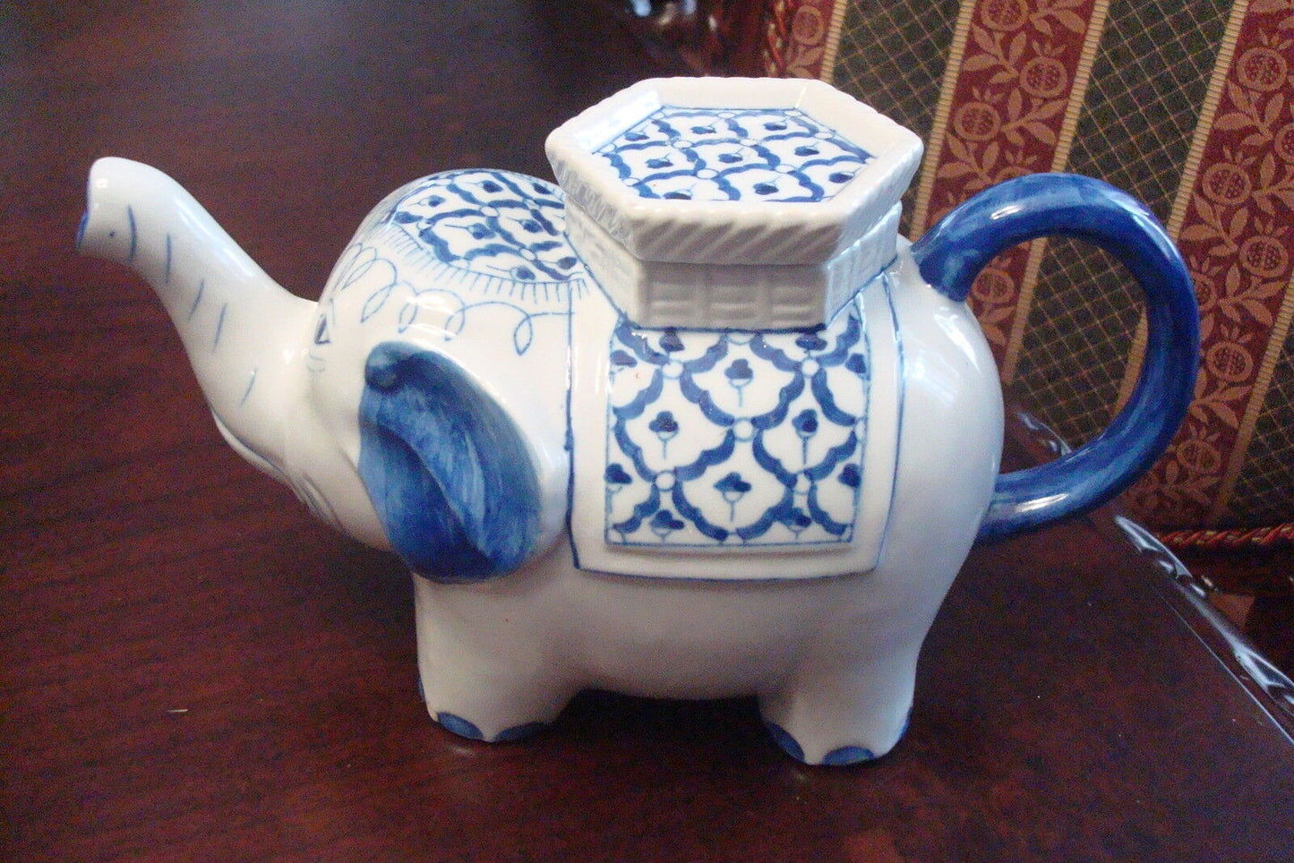 Elephant teapot made in Thailand, blue and white original and rare [TP9]