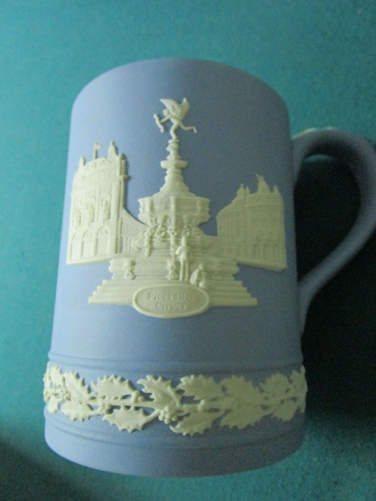 5" PICADILLY CIRCUS ENGLAND WEDGWOOD BLUE JASPERWARE XMAS '71 MUG  ORIGINAL BOX