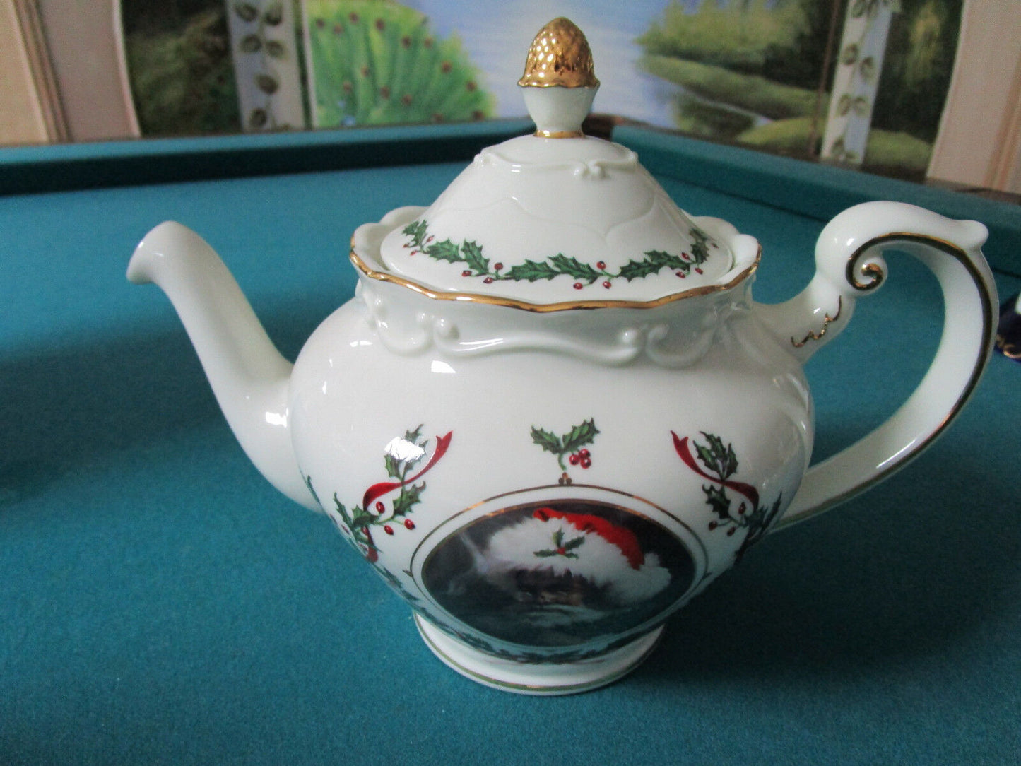 THE ST NICHOLAS PORCELAIN TEA POT BY DANBURY MINT 7 1/2 X 9" original