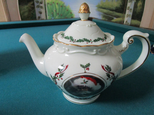 THE ST NICHOLAS PORCELAIN TEA POT BY DANBURY MINT 7 1/2 X 9" original