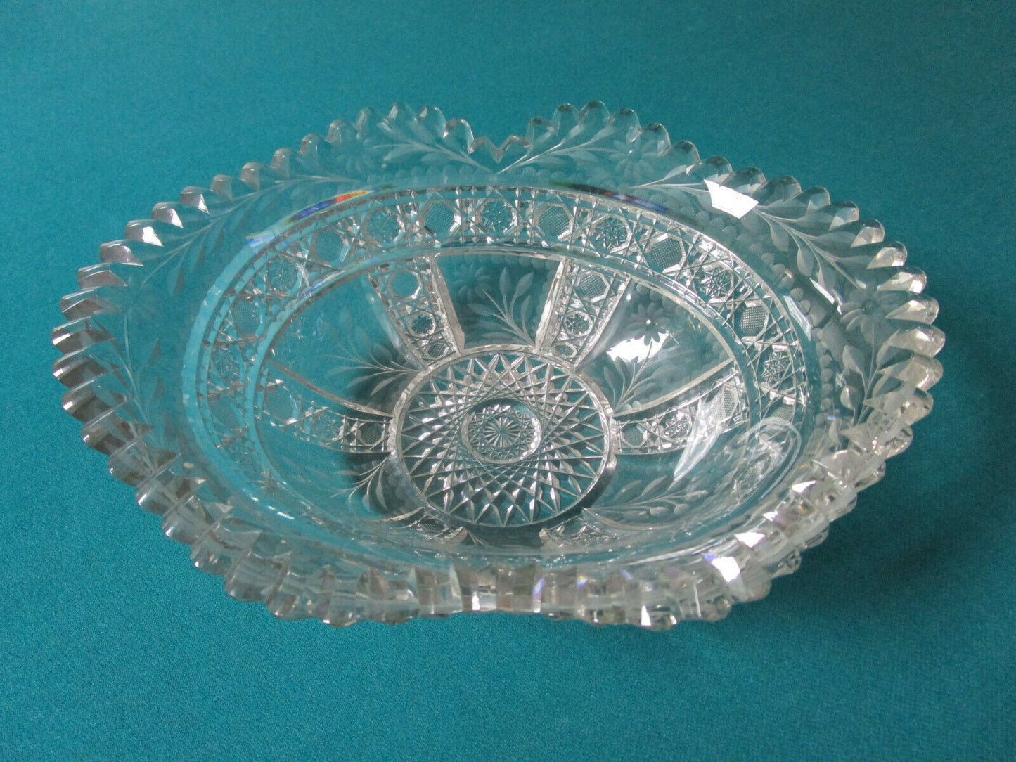 VICTORIAN GLASS CUT OVAL BOWL SAW BORDERS