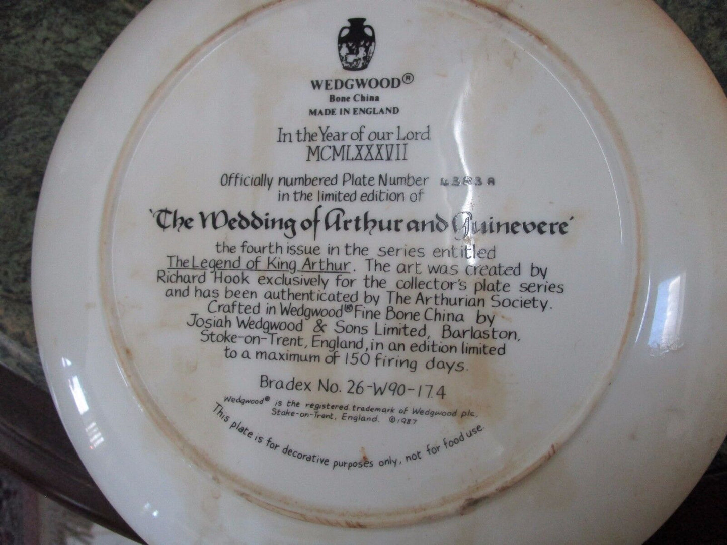 WEDGWOOD COLLECTOR PLATE "THE WEDDING OF ARTHUR AND GUINEVER" SIGNED