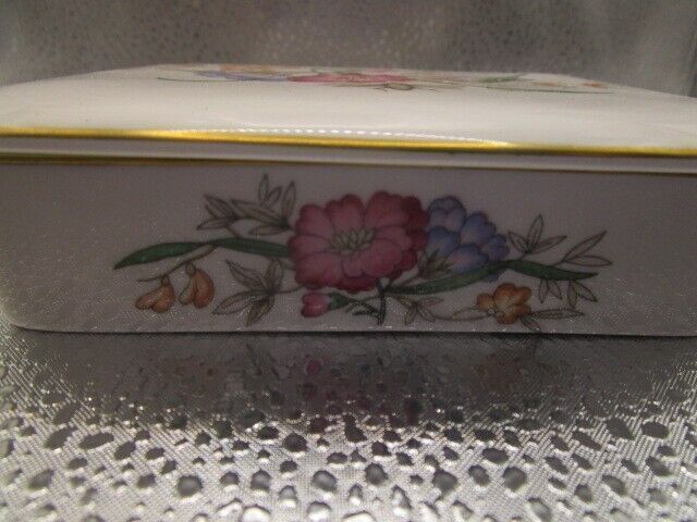 Wedgwood Charnwood ceramic floral trinket box 5" [55]