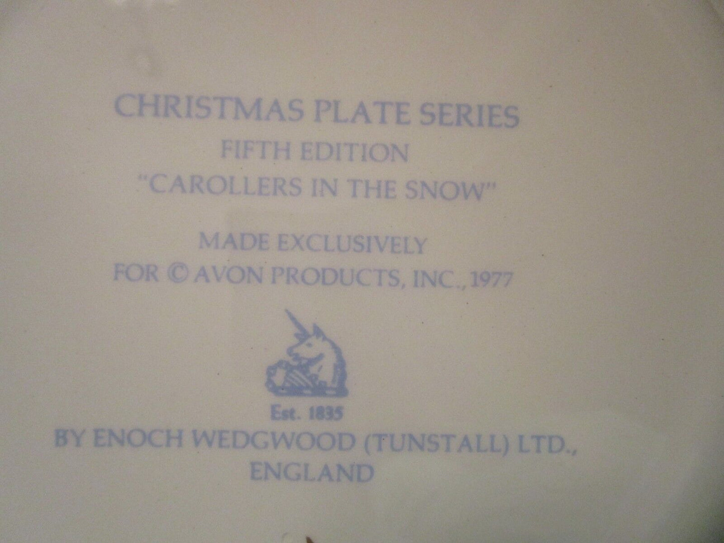 WEDGWOOD COLLECTOR PLATE FOR AVON CAROLERS IN THE SNOW NIB 8"