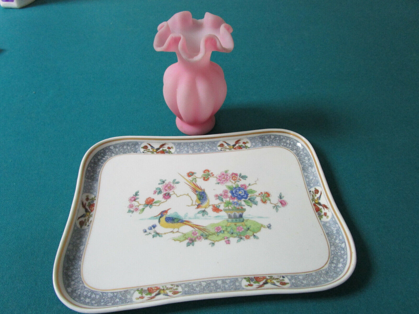 VANITY SET FRENCH PARADISE BIRDS TRAY FENTON FROSTED RUFFLED PINK VASE [84]