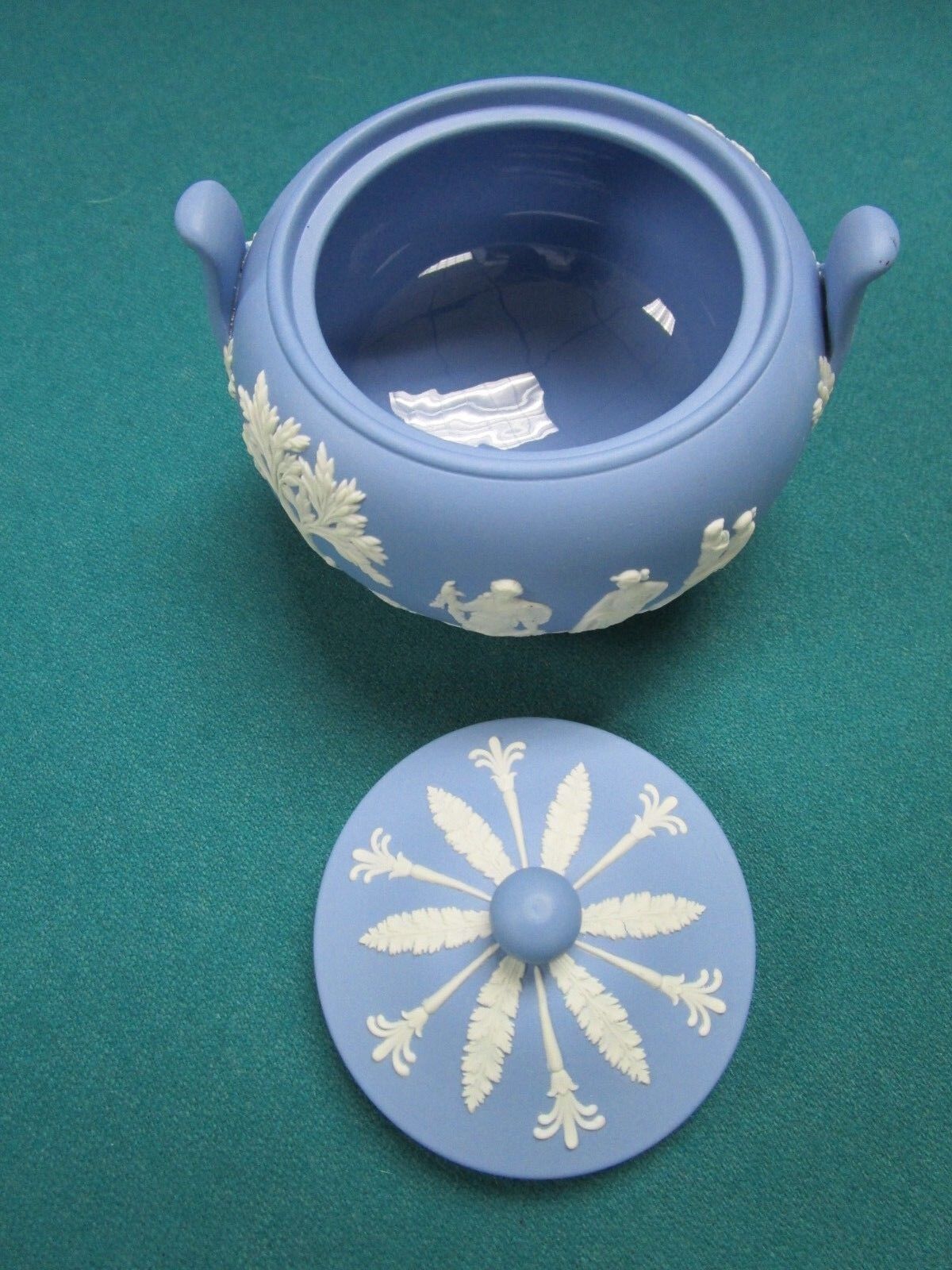 WEDGWOOD BLUE JASPERWARE COVERED SUGAR 2 HANDLES 4 X 4 1/2"  [*DINO]