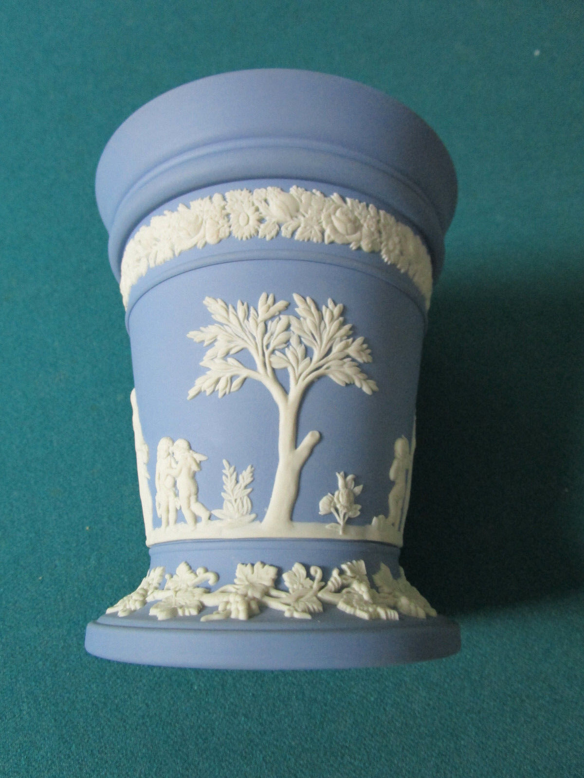 WEDGWOOD ENGLAND JASPERWARE GREEK DECOR VASE 4 1/4"