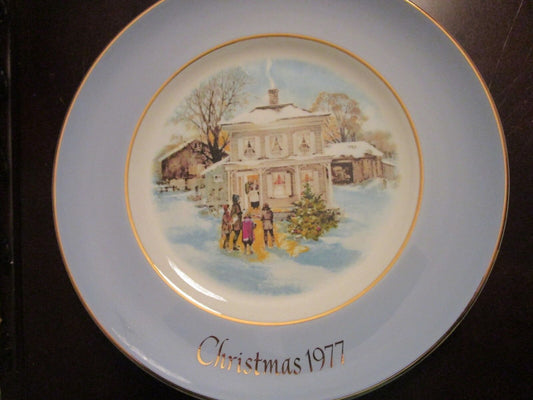 WEDGWOOD COLLECTOR PLATE FOR AVON CAROLERS IN THE SNOW NIB 8"