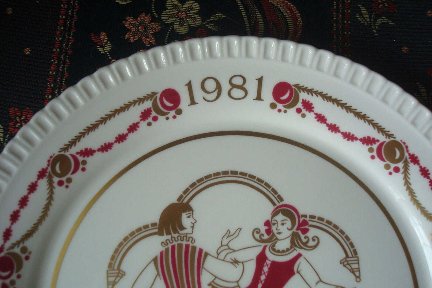 1981 Christmas Plate Spode made in England  NIB, 12th issue, with certs, 8" ORIG