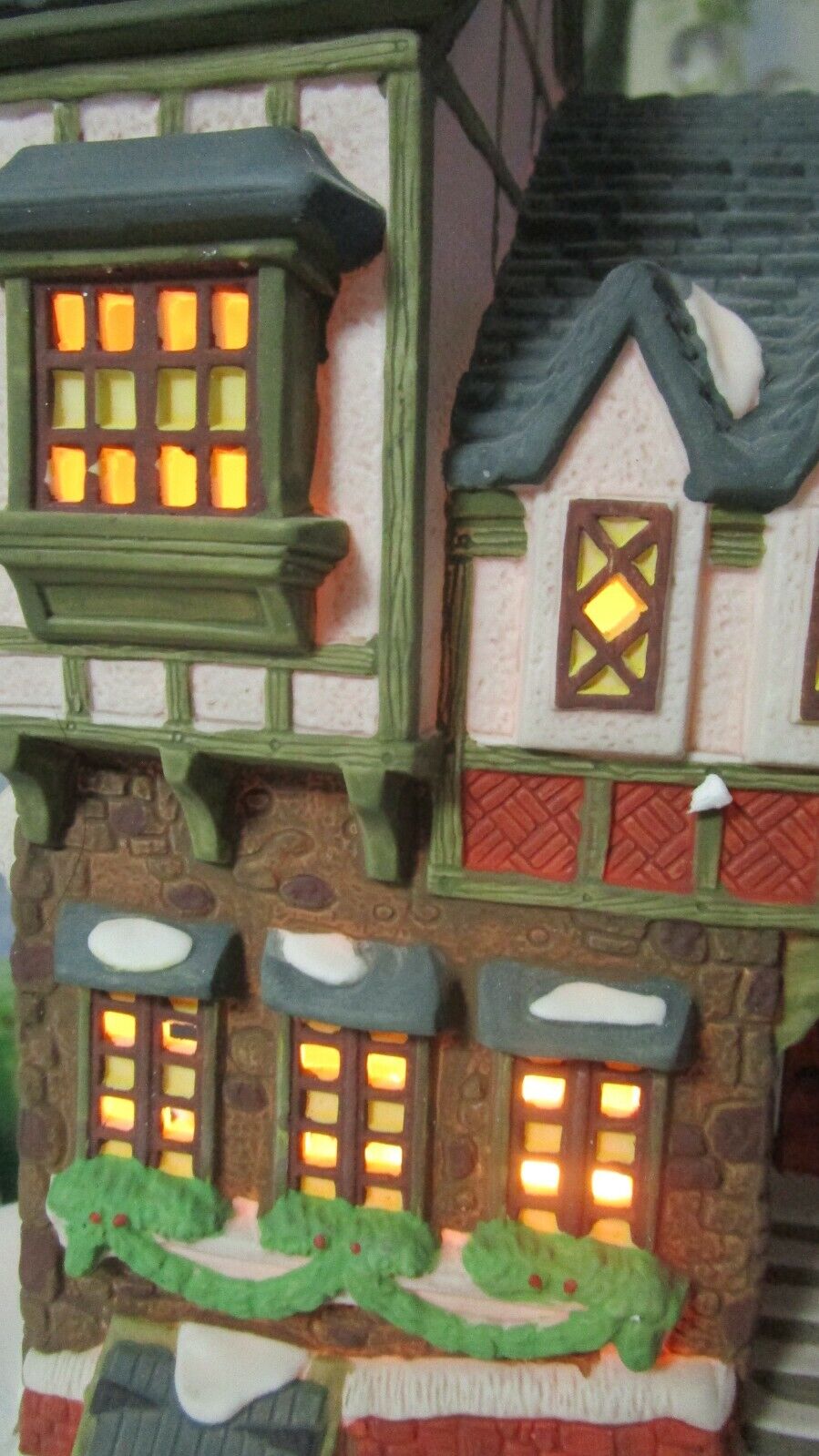 THE PIED BULL INN 1993 DICKENS' VILLAGE SHOWROOM MODEL ORIGINAL LIGHTED HOUSE