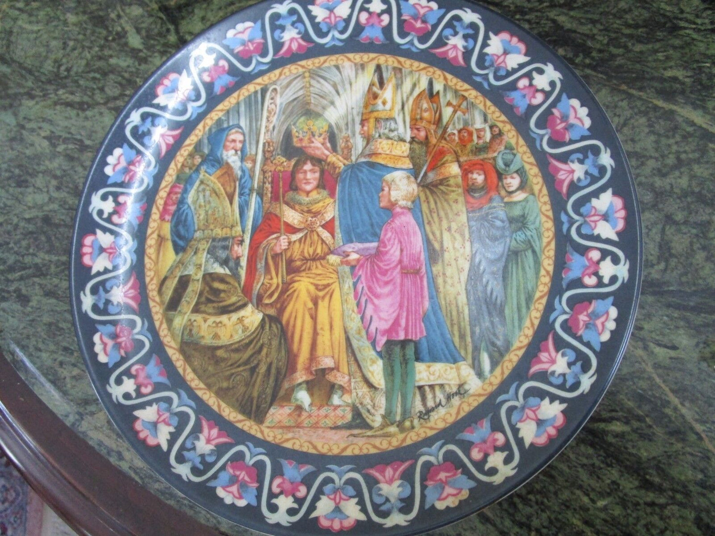 WEDGWOOD COLLECTOR PLATE "ARTHUR CORONED KING" SIGNED