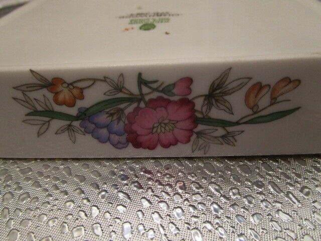 Wedgwood Charnwood ceramic floral trinket box 5" [55]