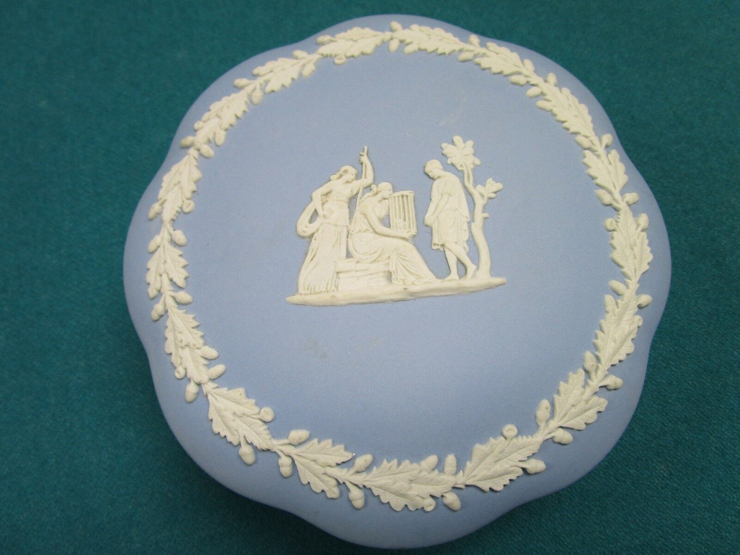 WEDGWOOD BLUE JASPERWARE SCALLOPED BORDERS TRINKET BOX 2 X 5" original [91]