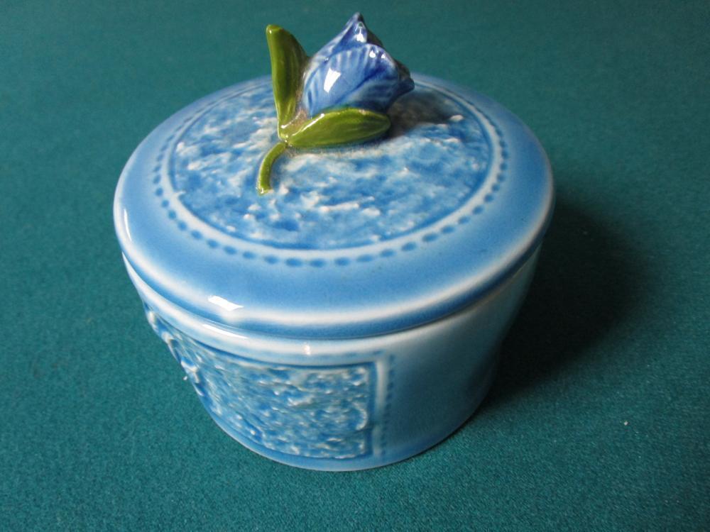 W. Rice Japan turquoise covered trinket, rose on top, round [95B]