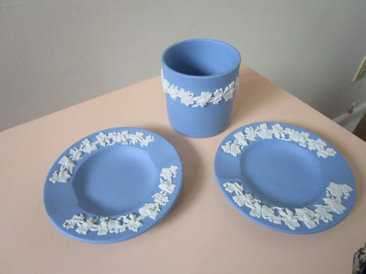 WEDGWOOD BLUE JASPERWARE CIGARRETE HOLDER AND 2 ASHTRAYS [91]