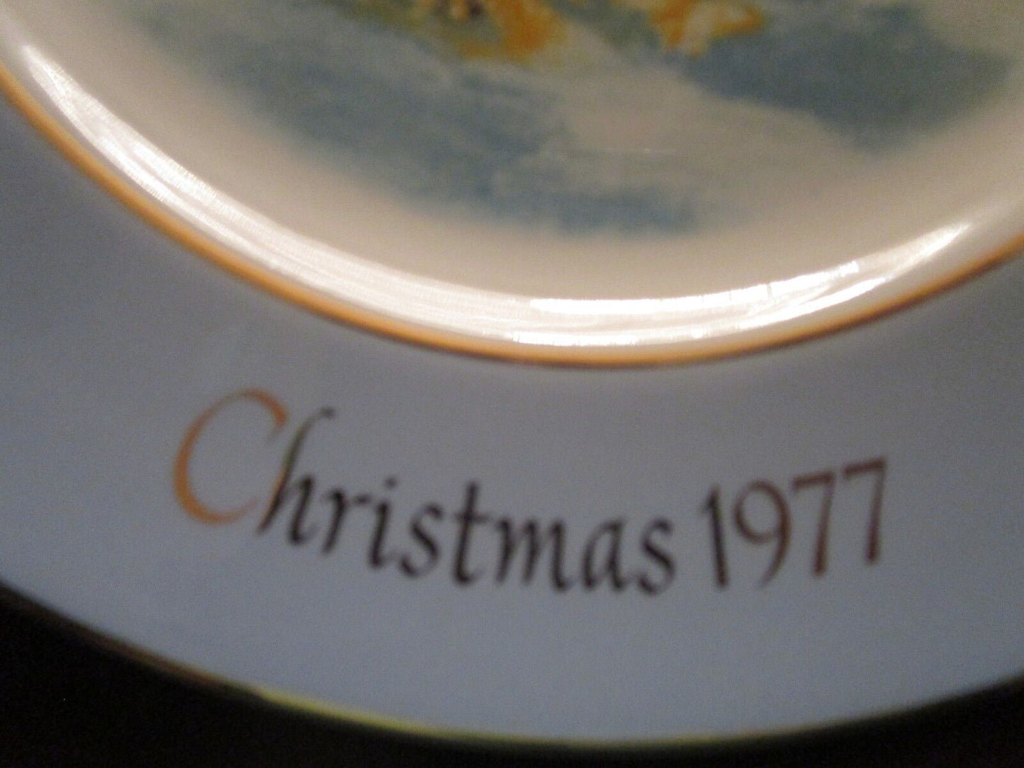 WEDGWOOD COLLECTOR PLATE FOR AVON CAROLERS IN THE SNOW NIB 8"