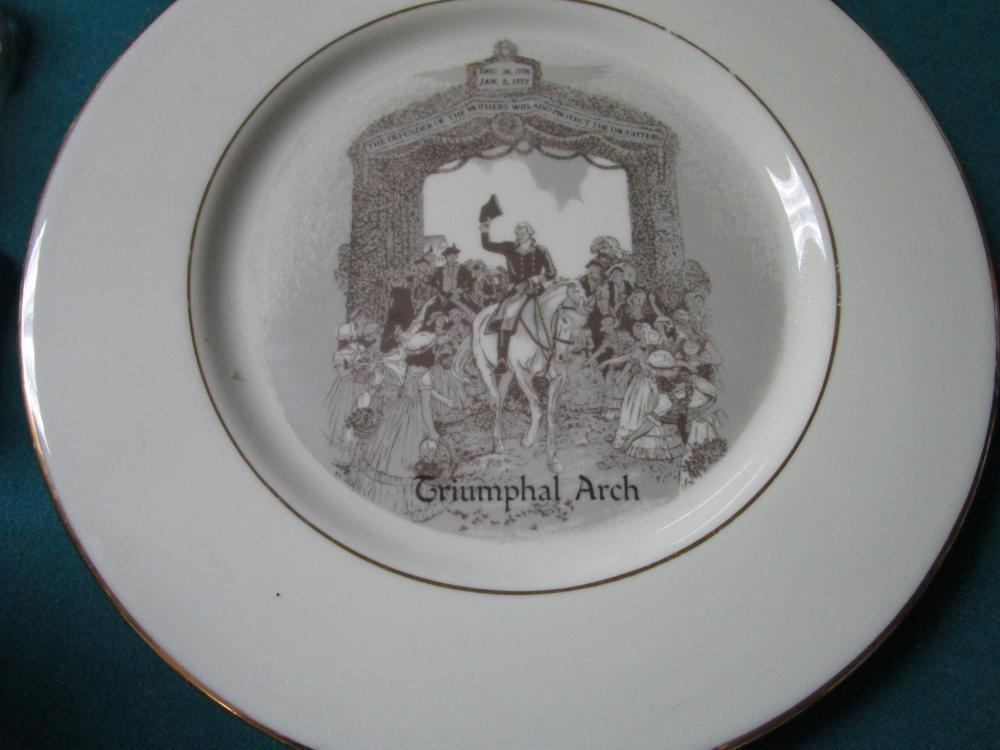 2 HISTORICAL PLATES "WASHINGTON CROSSING THE DELAWARE" & "THE TRIUMPHAL ARCH"