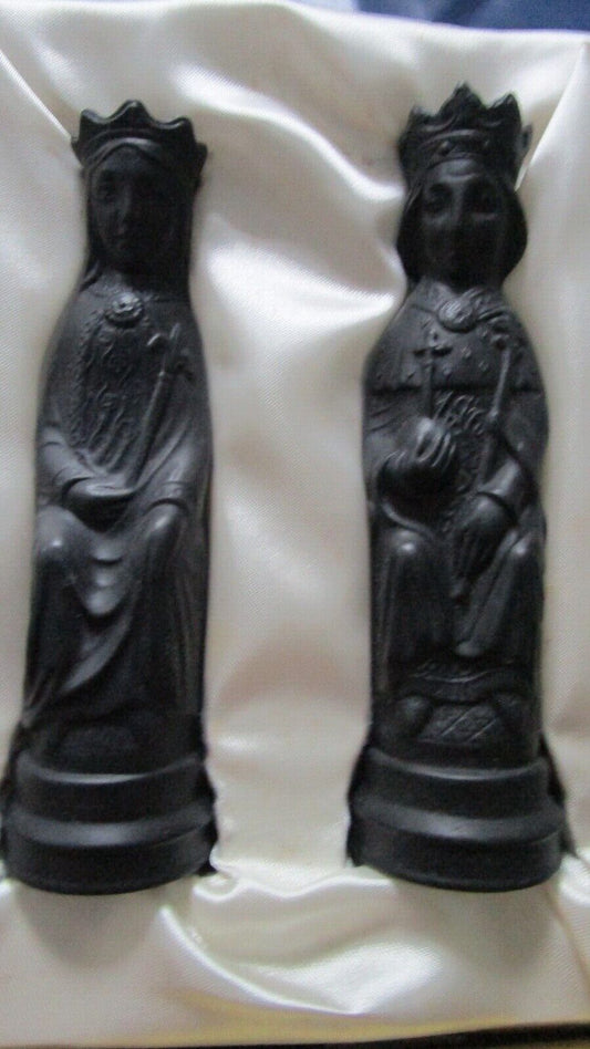 WEDGWOOD BLACK JASPERWARE ENGLAND QUEEN AND KING CHESS  BY ARNOLD MACH NEW IN BX