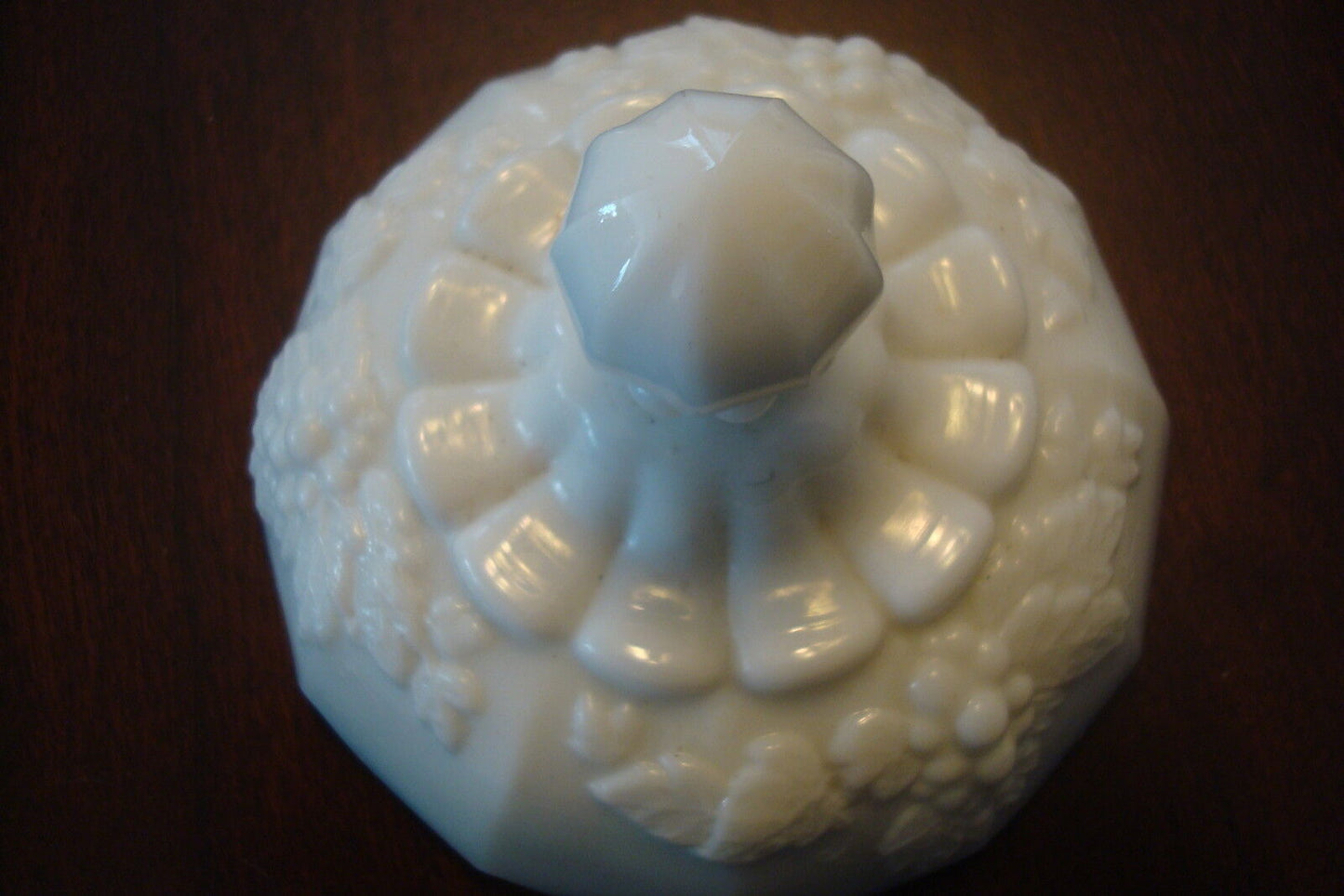 Westmoreland milk glass  lidded footed candy dish Grapes desing pattern [MILKGLA