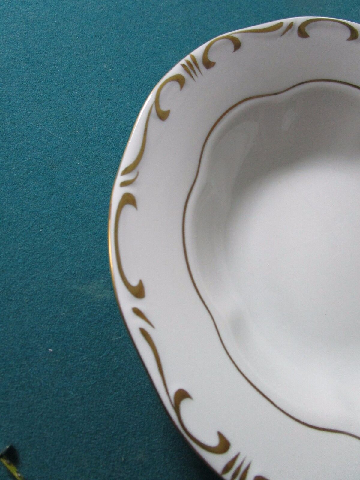 ZSOLNAY HUNGARY 6 SOUP BOWLS PLATES WHITE CREAM/GOLD ACCENT, 1960s GORGEOUS