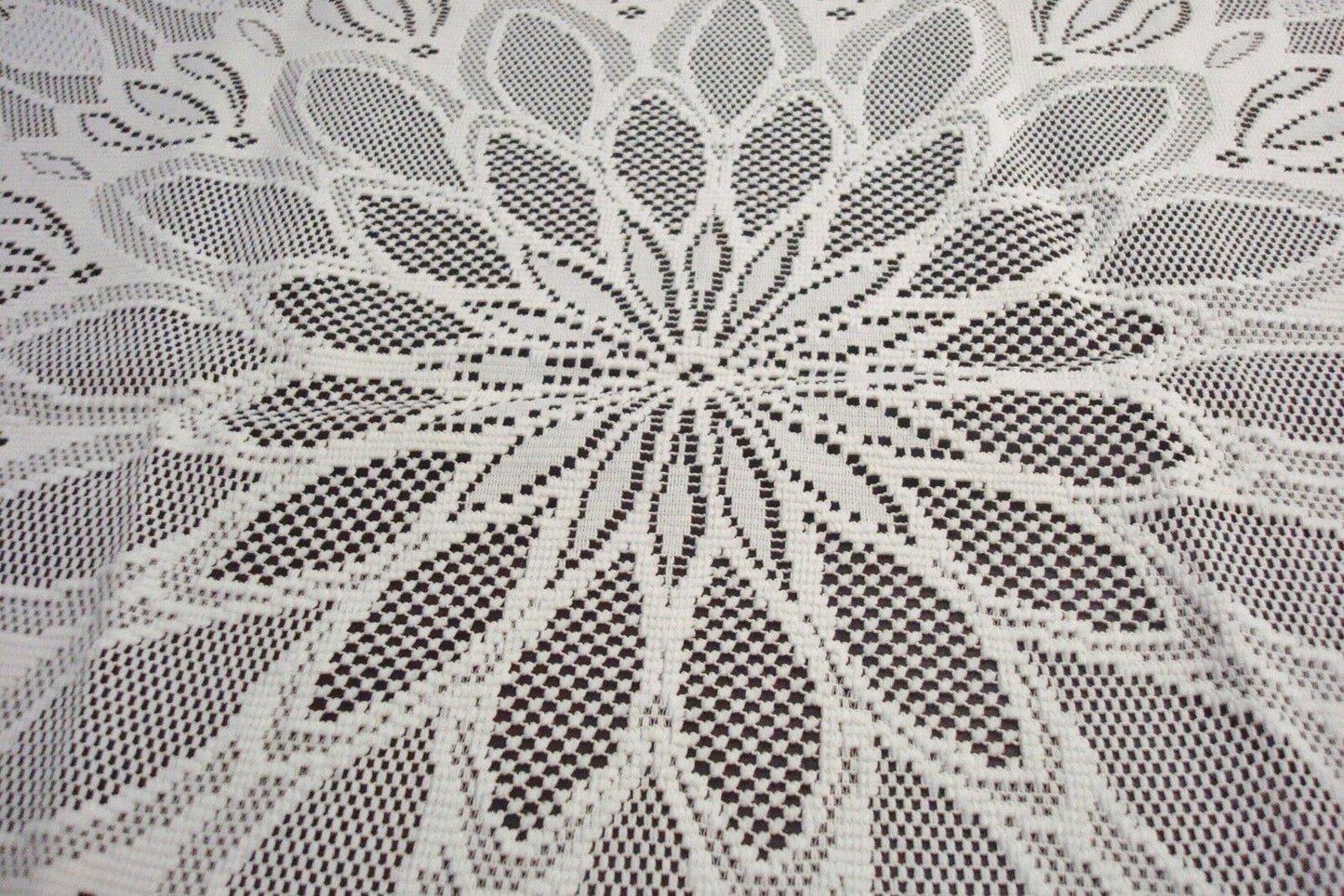 Great Lace (Liechtenstein Lace Collection)Champagne round laced 36"diam,New[16