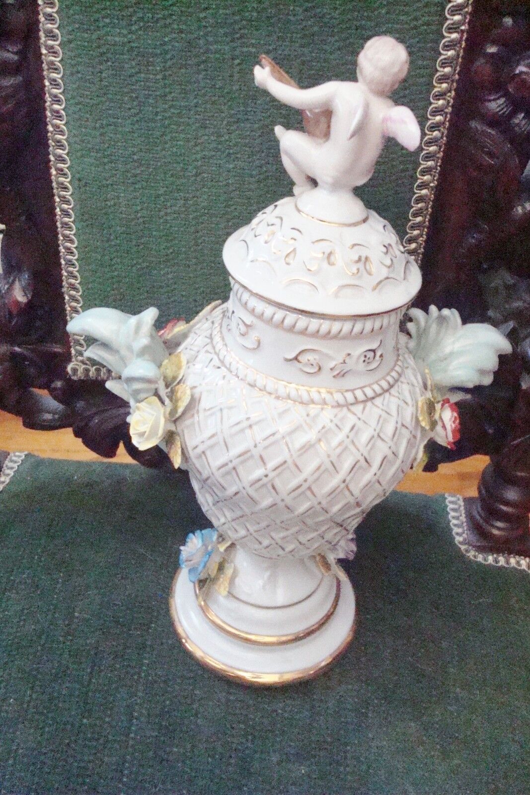 VOLKSTEDT - GREINER & HOLZAPFEL VOLKSTEDT mark, covered urn