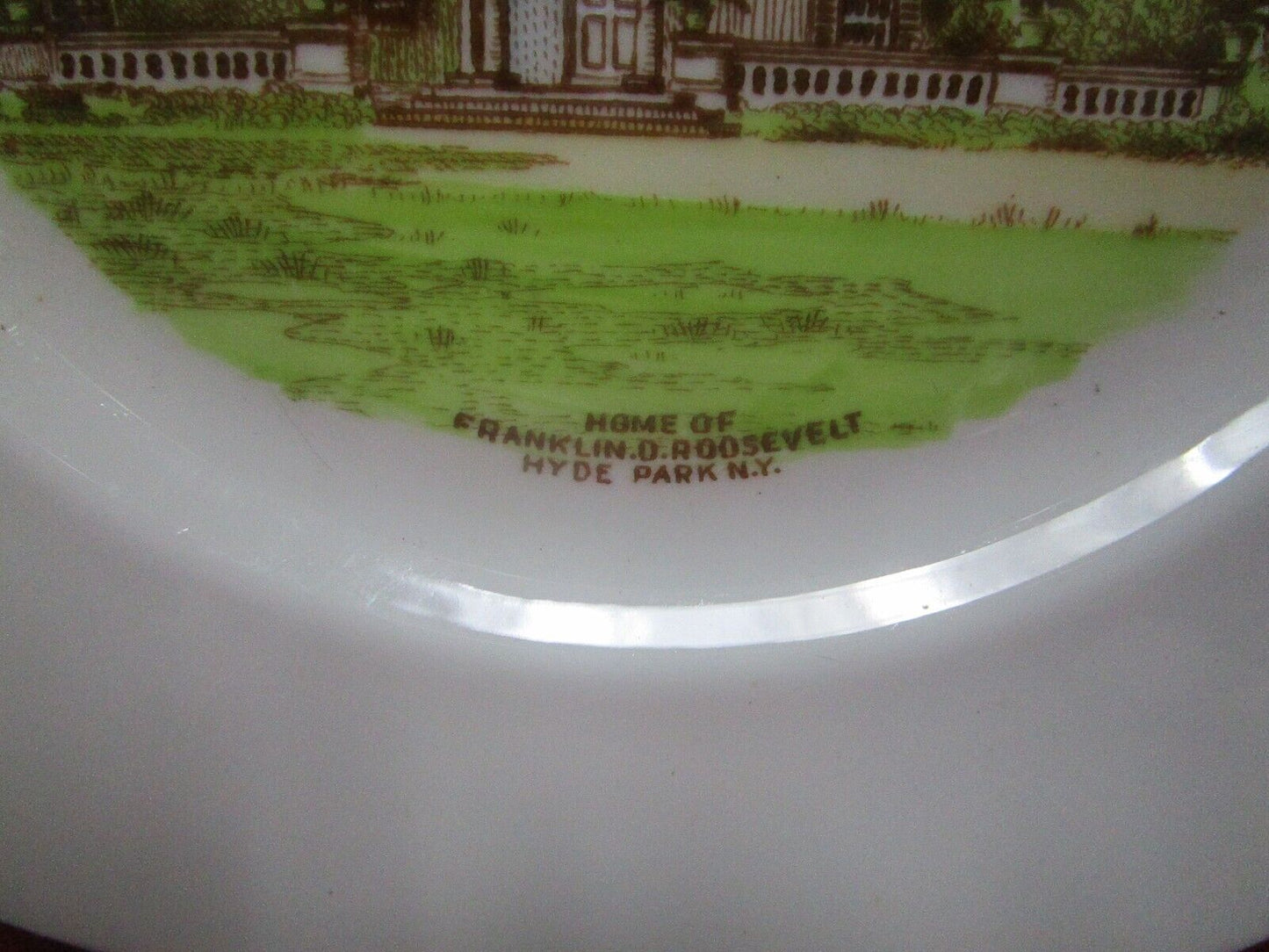 Hyde Park NY historical collector plate home of F.D Roosevelt 8 1/4"