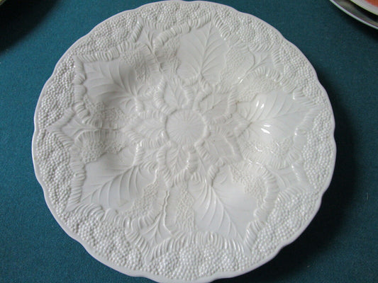 Wedgwood [WW WW120] Embossed Leaf Pattern On White dinner plate 9" RARE [a*4-1]