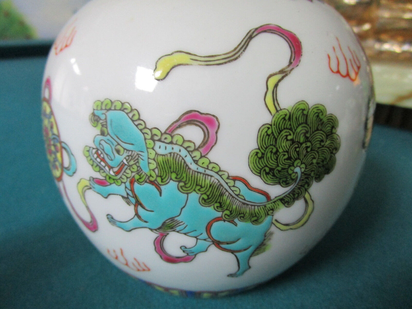 1950S Chinese Foo Dog Guardian Lion Porcelain Enamel Ginger Jar with lid 6 1/2"