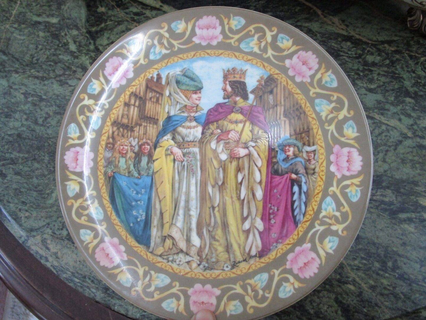 WEDGWOOD COLLECTOR PLATE "THE WEDDING OF ARTHUR AND GUINEVER" SIGNED