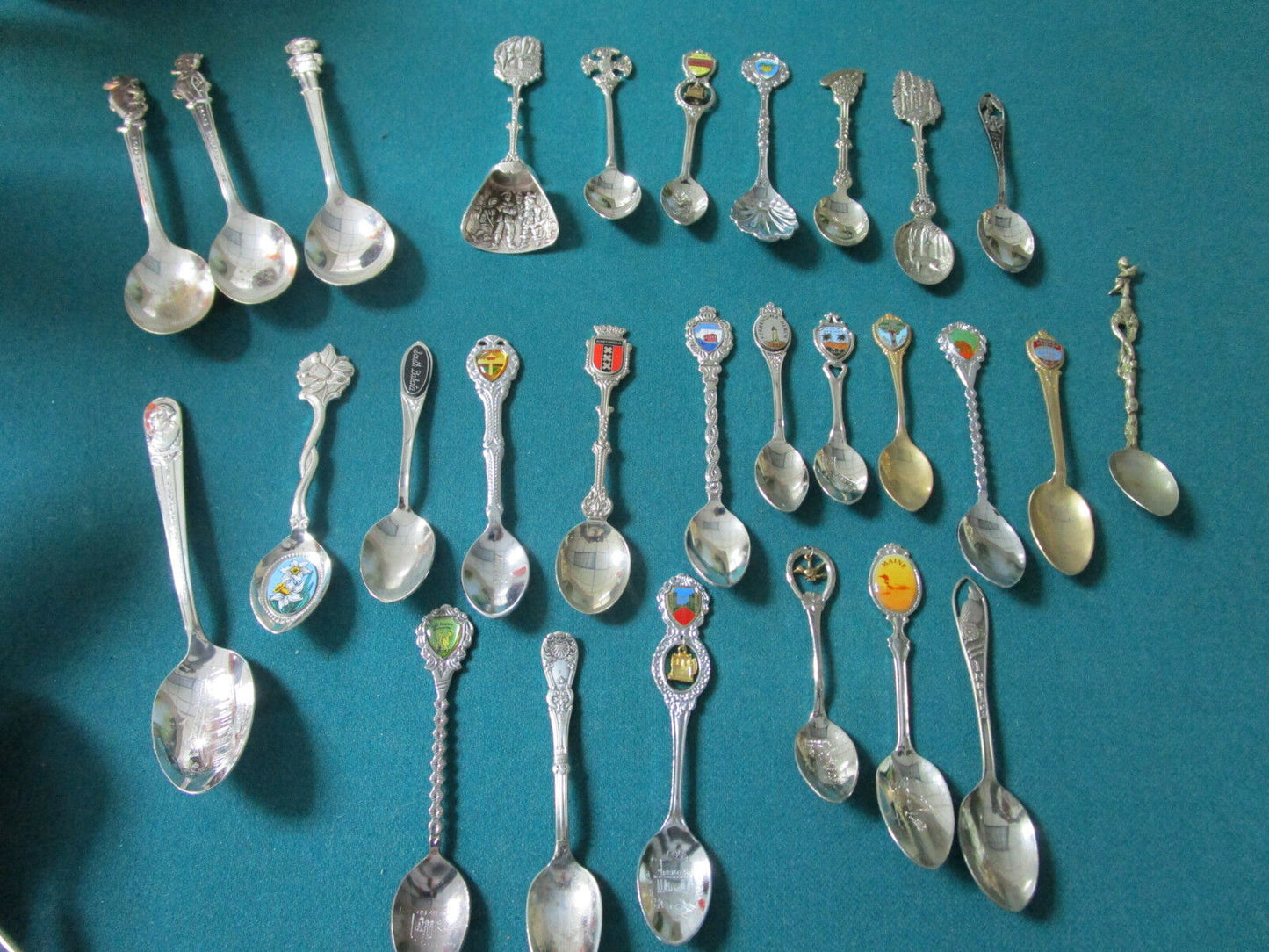 28 COLLECTOR SPOONS EUROPEAN AND AMERICAN COLLECTIBLE AND SOUVENIR