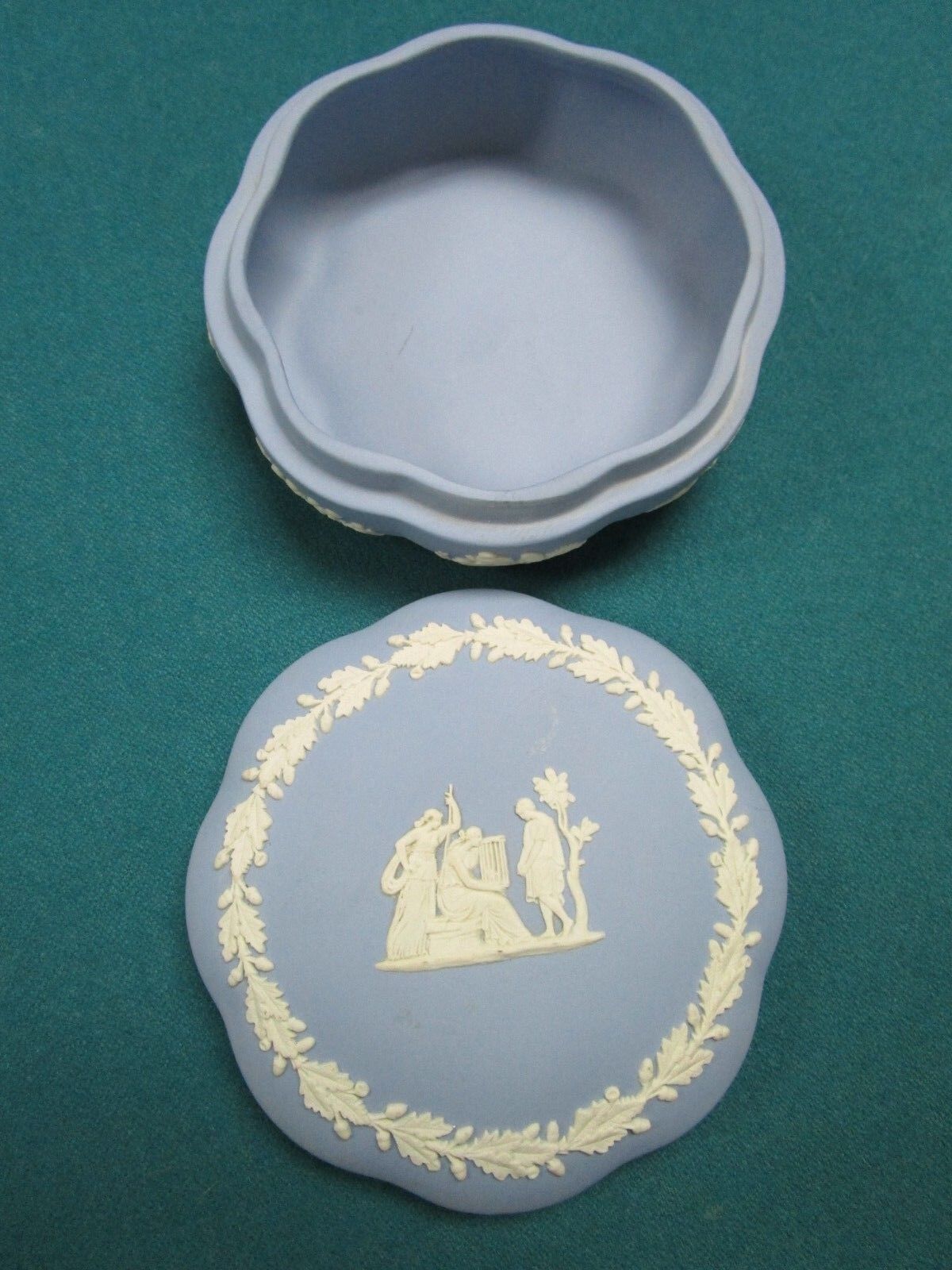 WEDGWOOD BLUE JASPERWARE SCALLOPED BORDERS TRINKET BOX 2 X 5" original [91]