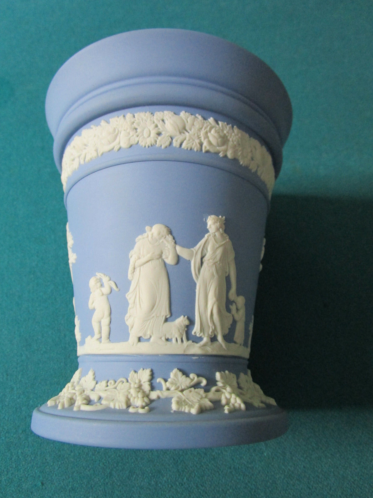 WEDGWOOD ENGLAND JASPERWARE GREEK DECOR VASE 4 1/4"