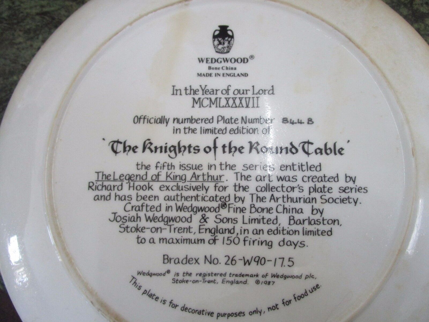 WEDGWOOD COLLECTOR PLATE "THE KNIGHTS OF THE ROUND TABLE" SIGNED RICHARD HOOK