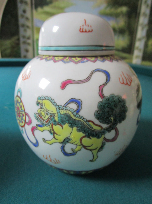 1950S Chinese Foo Dog Guardian Lion Porcelain Enamel Ginger Jar with lid 6 1/2"