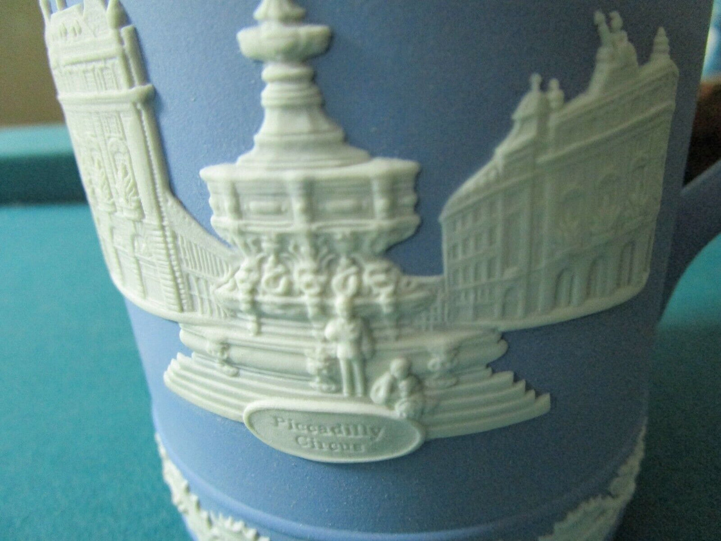 5" PICADILLY CIRCUS ENGLAND WEDGWOOD BLUE JASPERWARE XMAS '71 MUG  ORIGINAL BOX