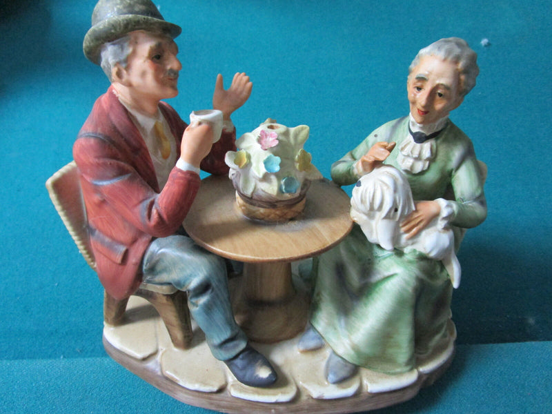 ITALIAN COUPLE  FIGURINE COUPLE UNDER PARASOL NORLEANS JAPAN ORIGINAL