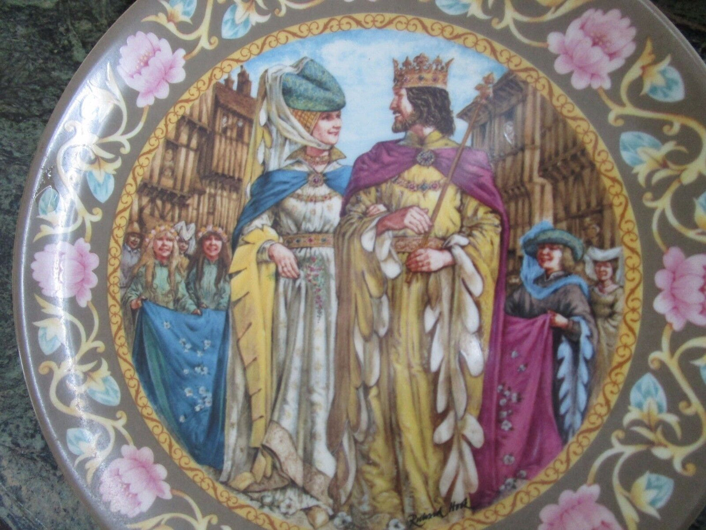 WEDGWOOD COLLECTOR PLATE "THE WEDDING OF ARTHUR AND GUINEVER" SIGNED