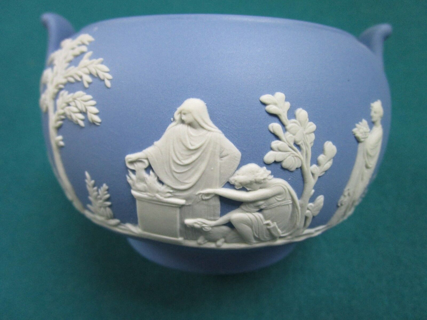 WEDGWOOD BLUE JASPERWARE COVERED SUGAR 2 HANDLES 4 X 4 1/2"  [*DINO]