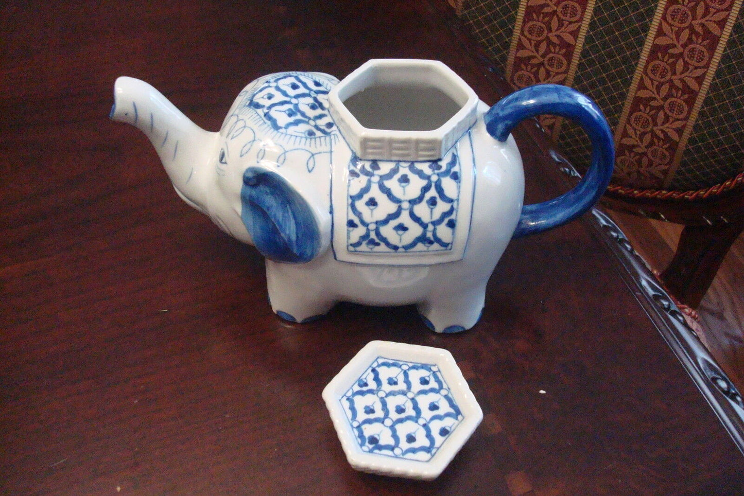 Elephant teapot made in Thailand, blue and white original and rare [TP9]