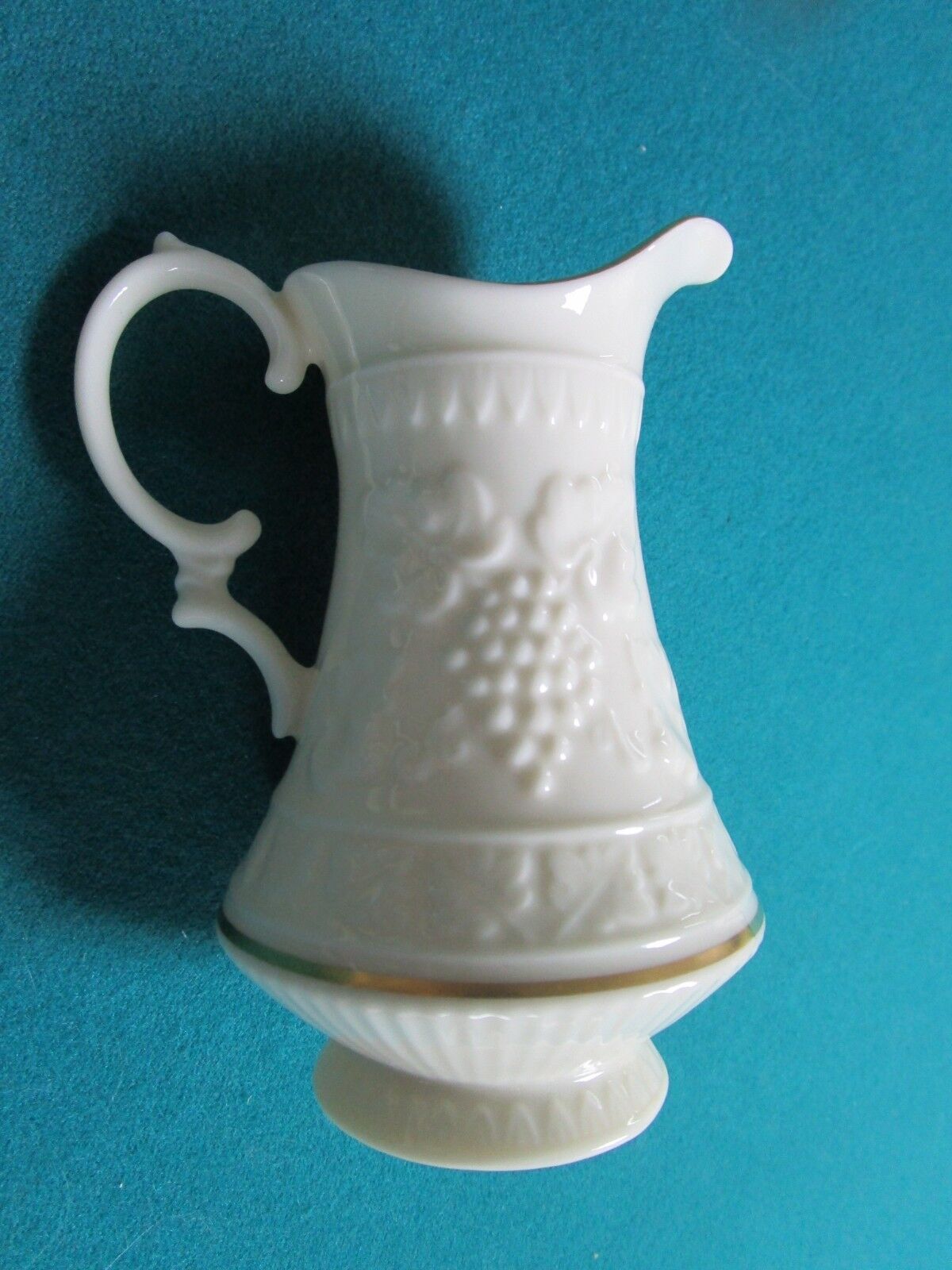 Lenox Vase EMBOSSED CREAMER AND 8 DISHES [*LENXB]