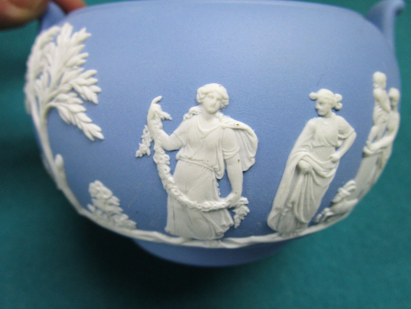 WEDGWOOD BLUE JASPERWARE COVERED SUGAR 2 HANDLES 4 X 4 1/2"  [*DINO]