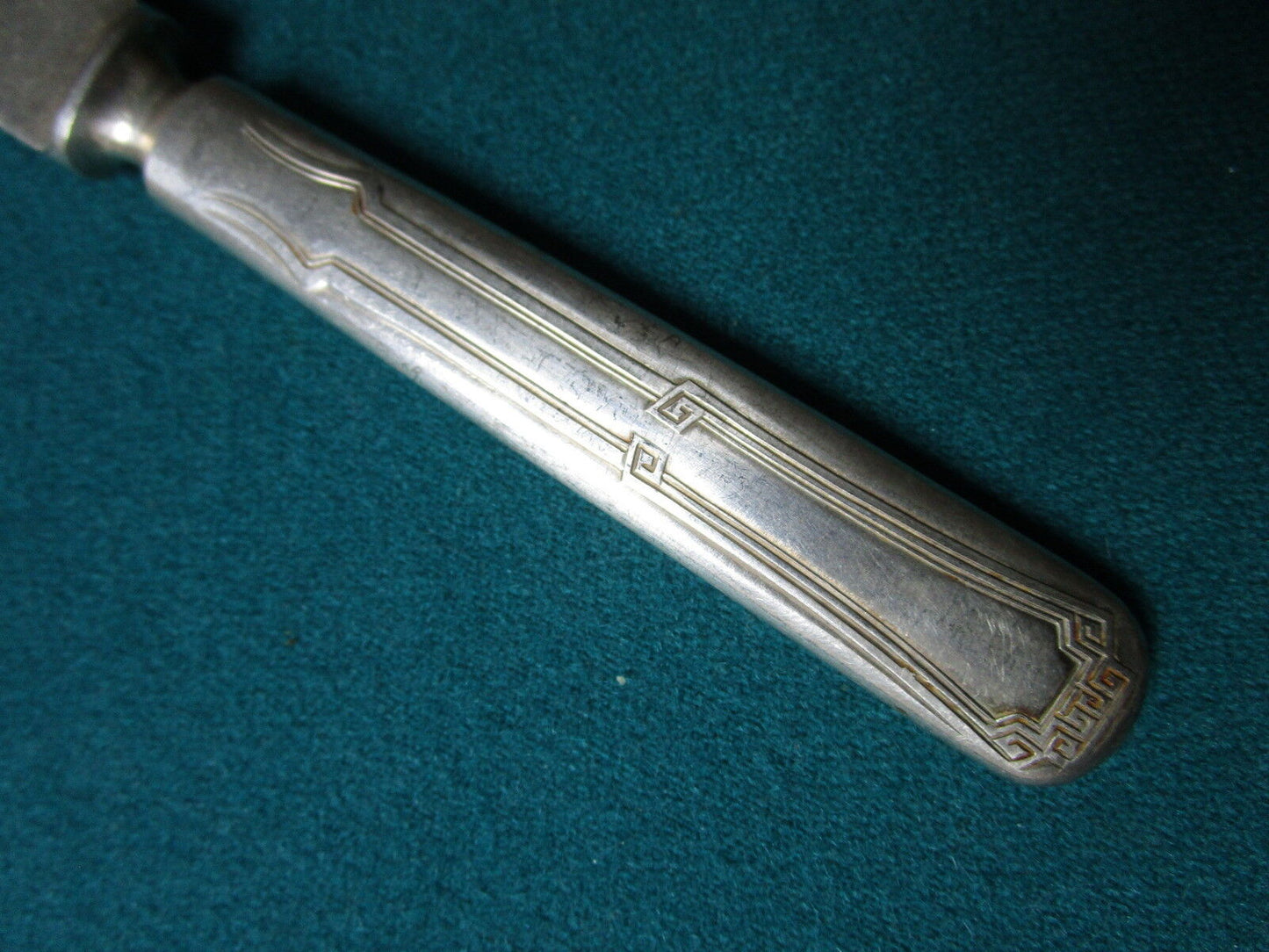 Vintage 6 Rogers 1881 silverplate knives in velvet cover